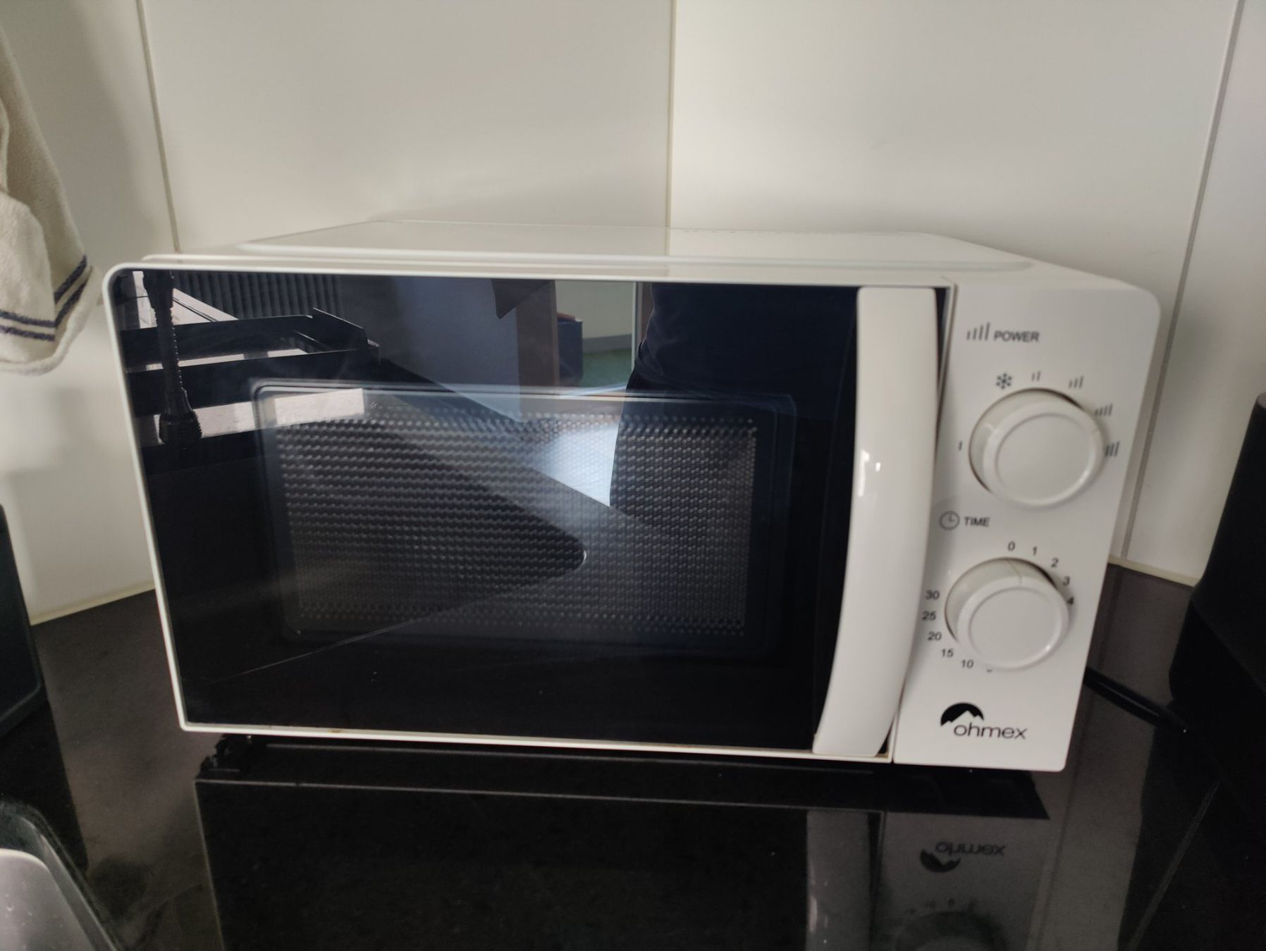 Elettrodomestici da cucina: Countertop Microwave – Usato da Zürich venduto da Caeirop