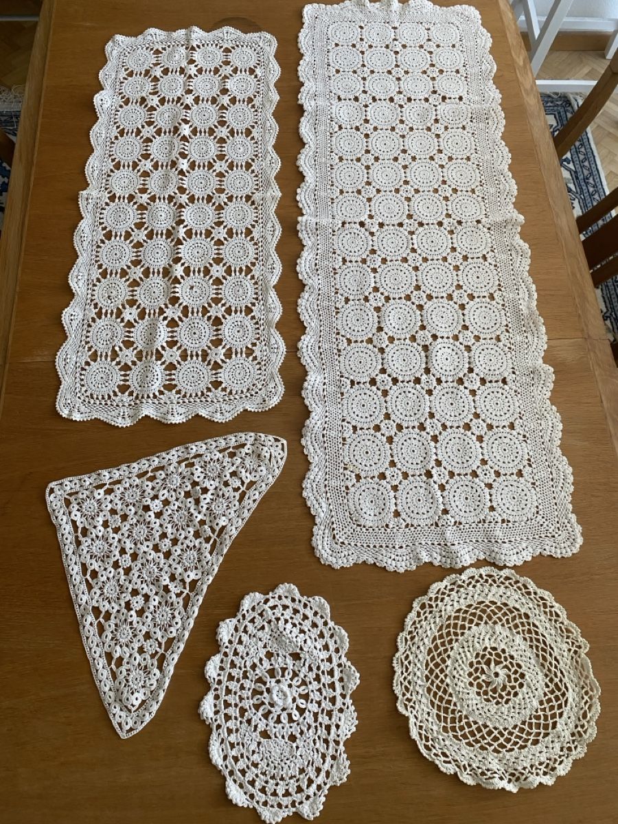 Autre linge de table: 2 Häkeldecken Tischläufer 3 Deckchen Konvolut – D'occasion à Flawil par sonnengeist