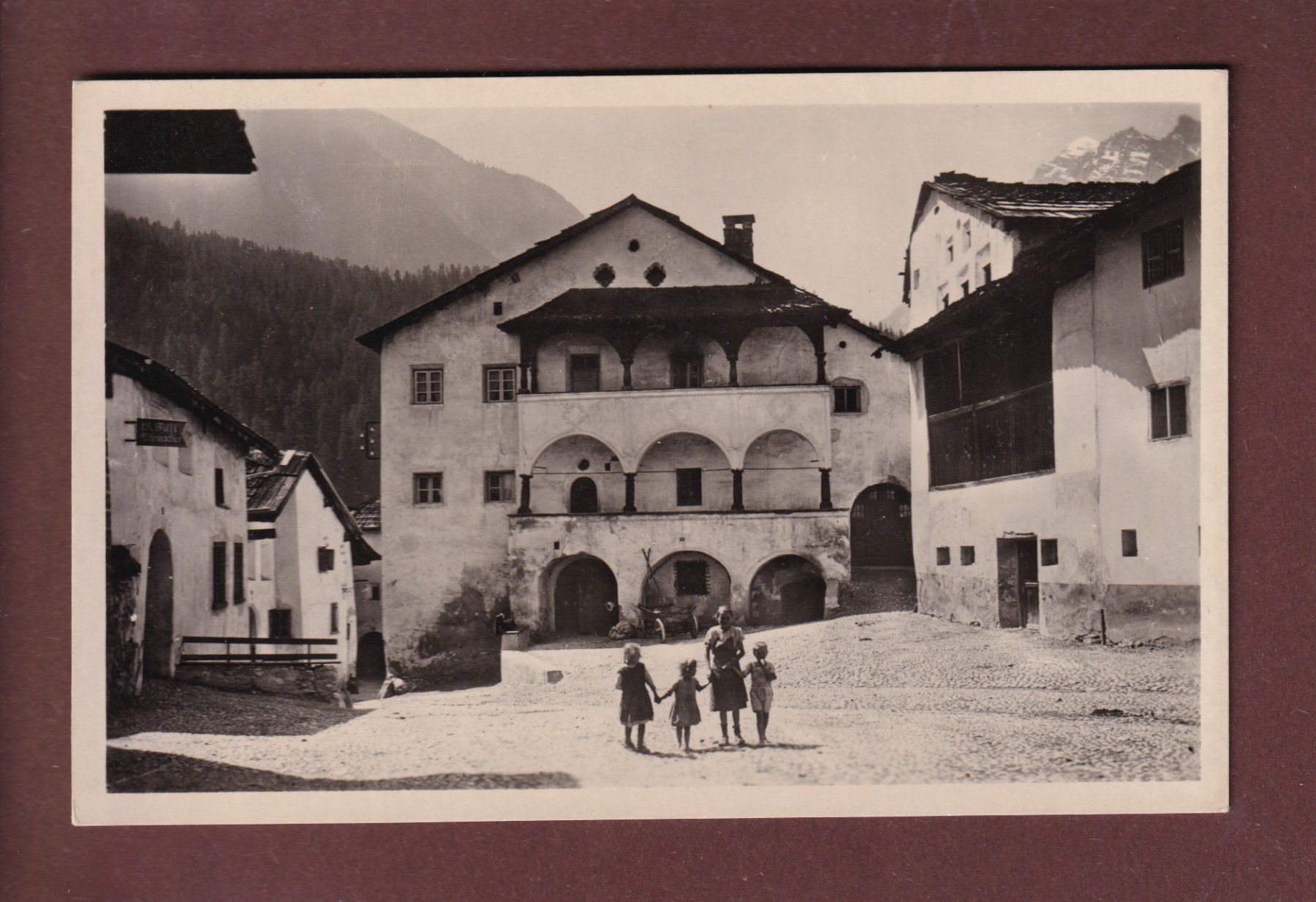 Cartoline postali: SCUOL / SCHULS - Dorfplatz - Kinder – Usato da Pully venduto da nicecards