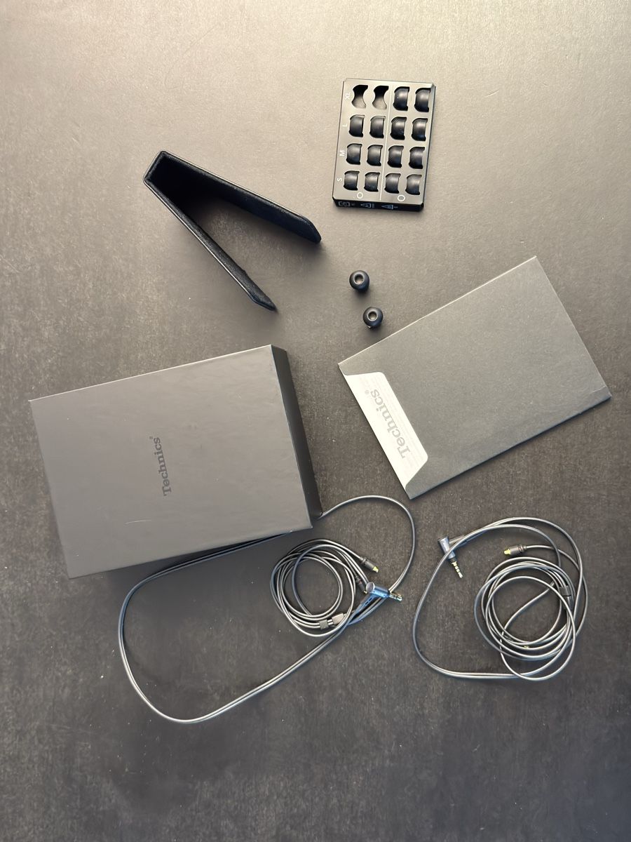 Technics Cuffie: Technics Earbuds EAH-TZ700 with Accessories defective – Difettoso da Bern venduto da Gbilly
