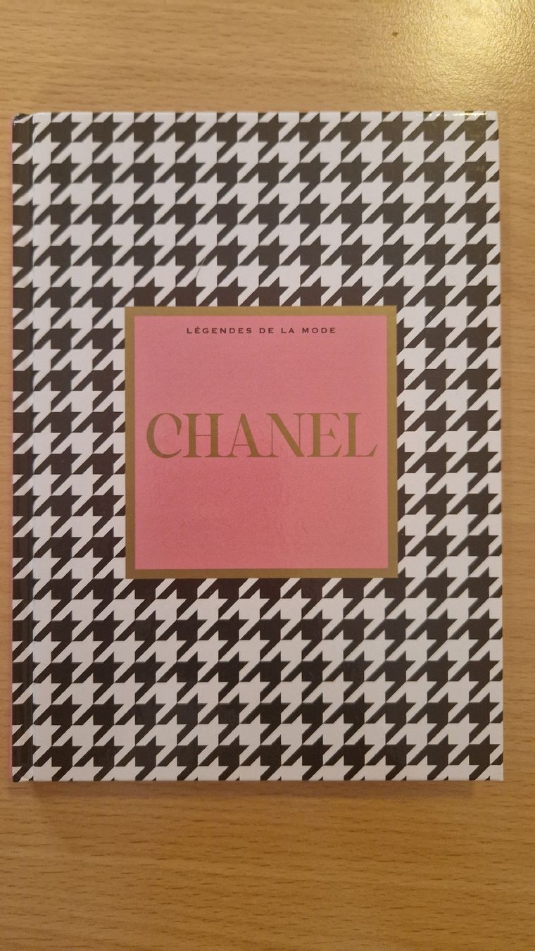 Libri: Livre décoratif Chanel – Nuovo (secondo la descrizione) da Versoix venduto da aline_b