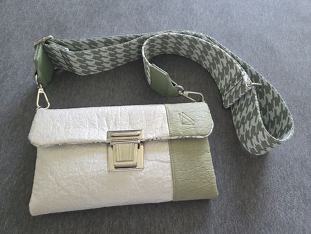 Frau Schmetterling - Elegante Handtasche aus Ananas