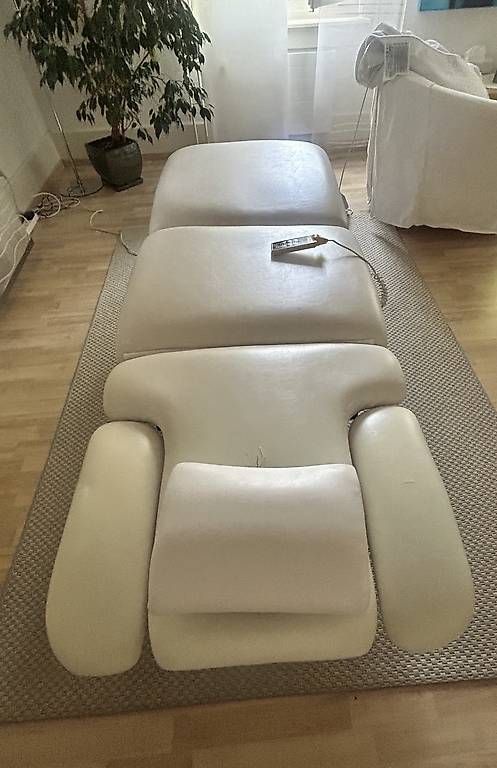 Fauteuils de soin: Elektrische Massage- / Therapieliege – D'occasion à Liebefeld par Sigusa 1