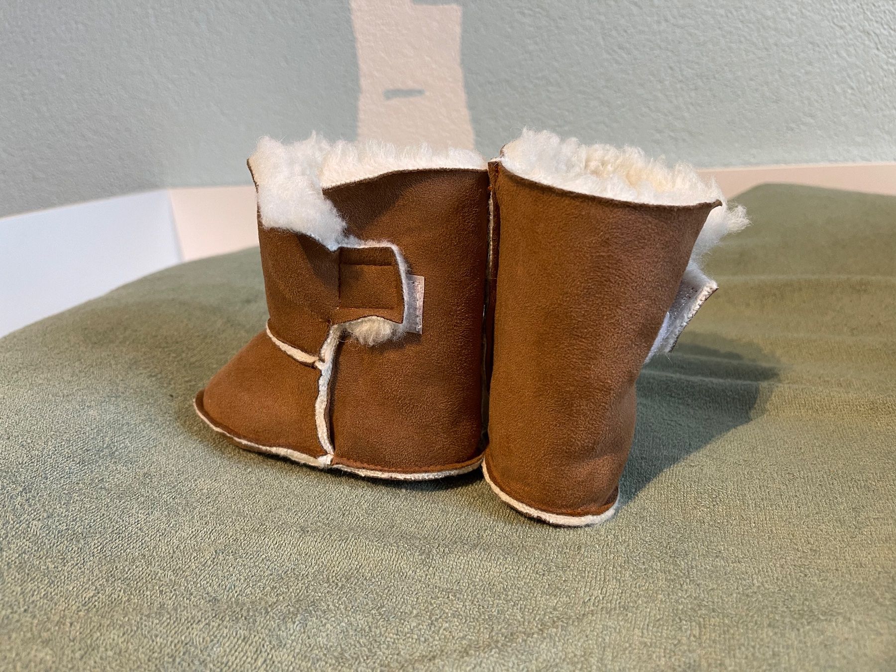 Scarpe per ragazzi: Neu: Warme Babyschuhe mit Fell, Gr. 18-19 – Nuovo (secondo la descrizione) da Dübendorf venduto da liism 3