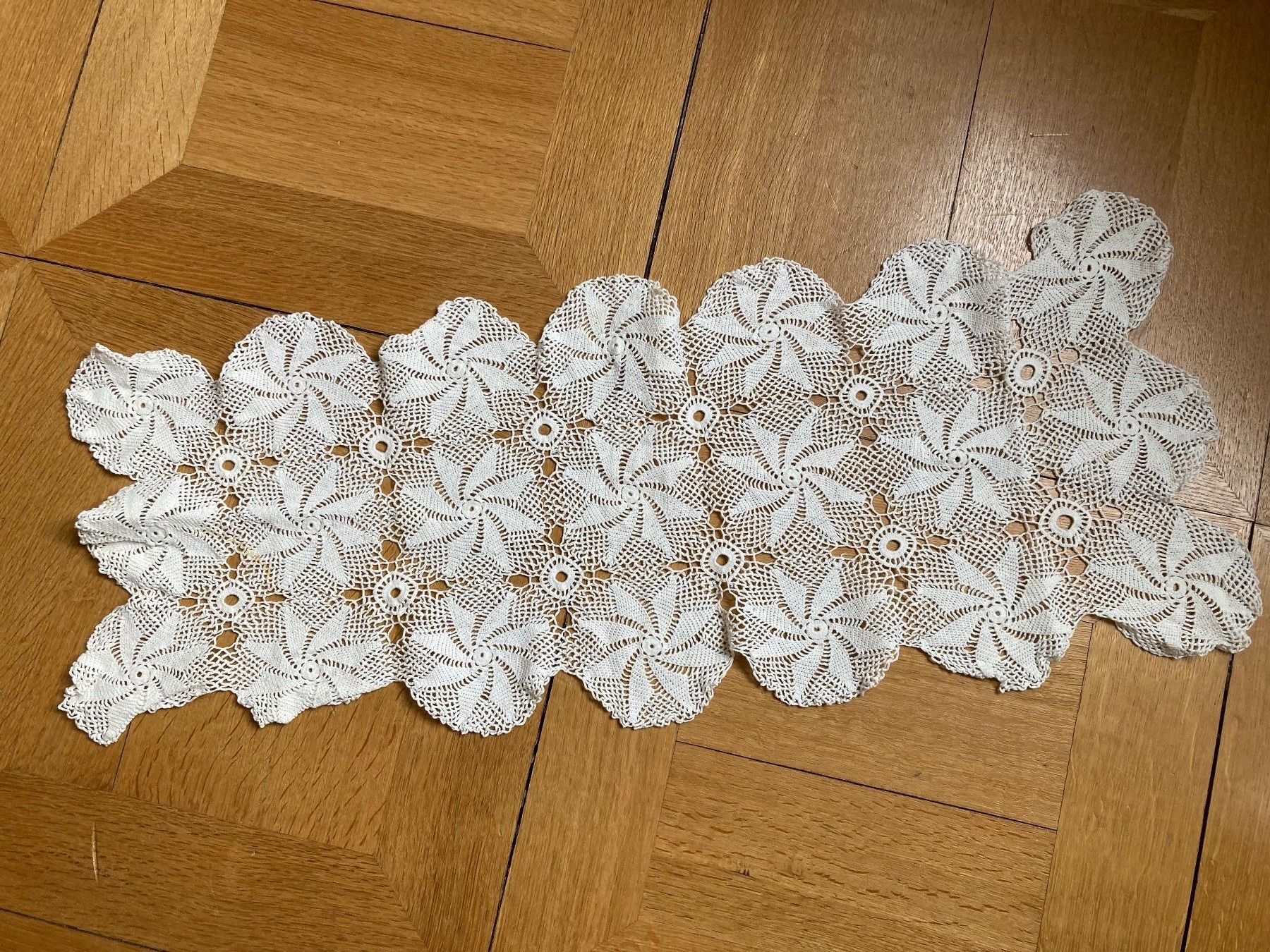 Tutte le decorazioni: WUNDERSCHÖNE, EDLE HÄCKEL TISCHDECKE, FILIGRANE HANDARBEIT – Usato da Zürich venduto da kostbares 1