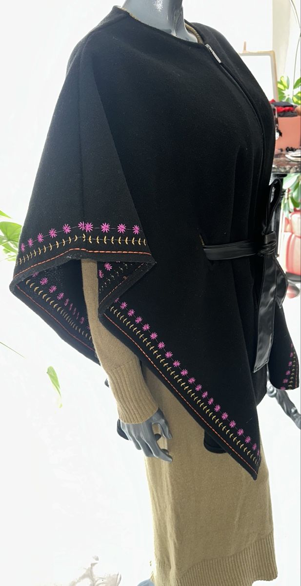 Desigual Sonstige Damenmode: DESIGUAL CAPE 1 SIZE neuwertig – Neu (gemäss Beschreibung) aus Unteraegeri von MH203 4