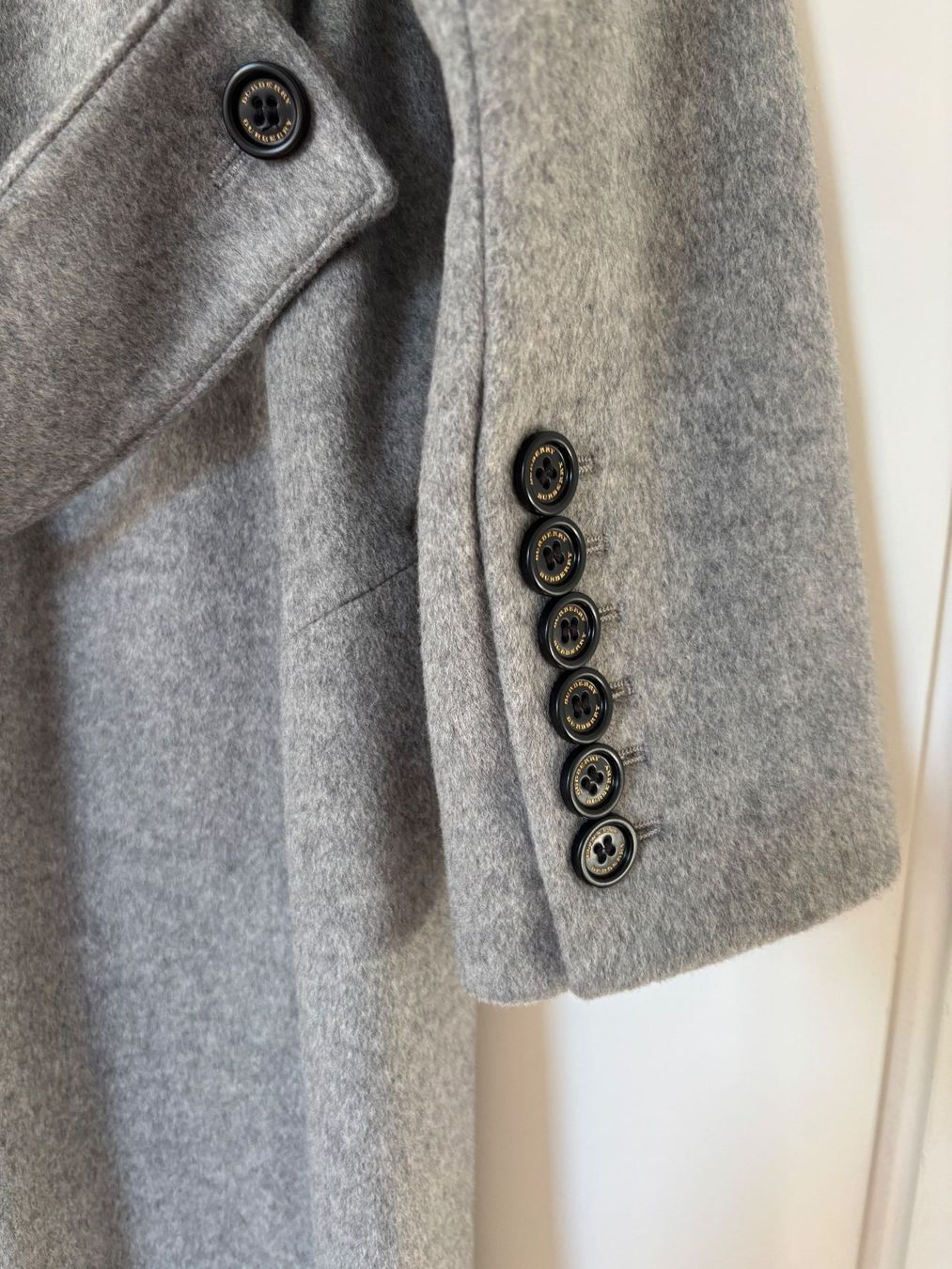 Burberry Cappotti: BURBERRY  Wolll/Kaschmirmantel, hellgrau oversized CH 34 – Nuovo (secondo la descrizione) da Herrliberg venduto da mayfi 7