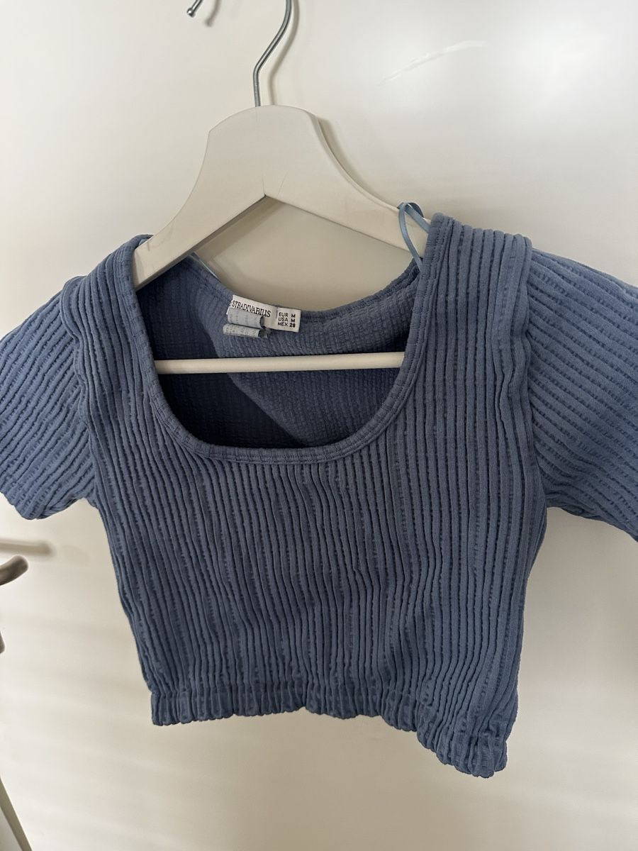 T-shirts: Blaues Crop Top Stradivarius Gr. M – D'occasion à Reinach BL par Alles_muss_weg00 1