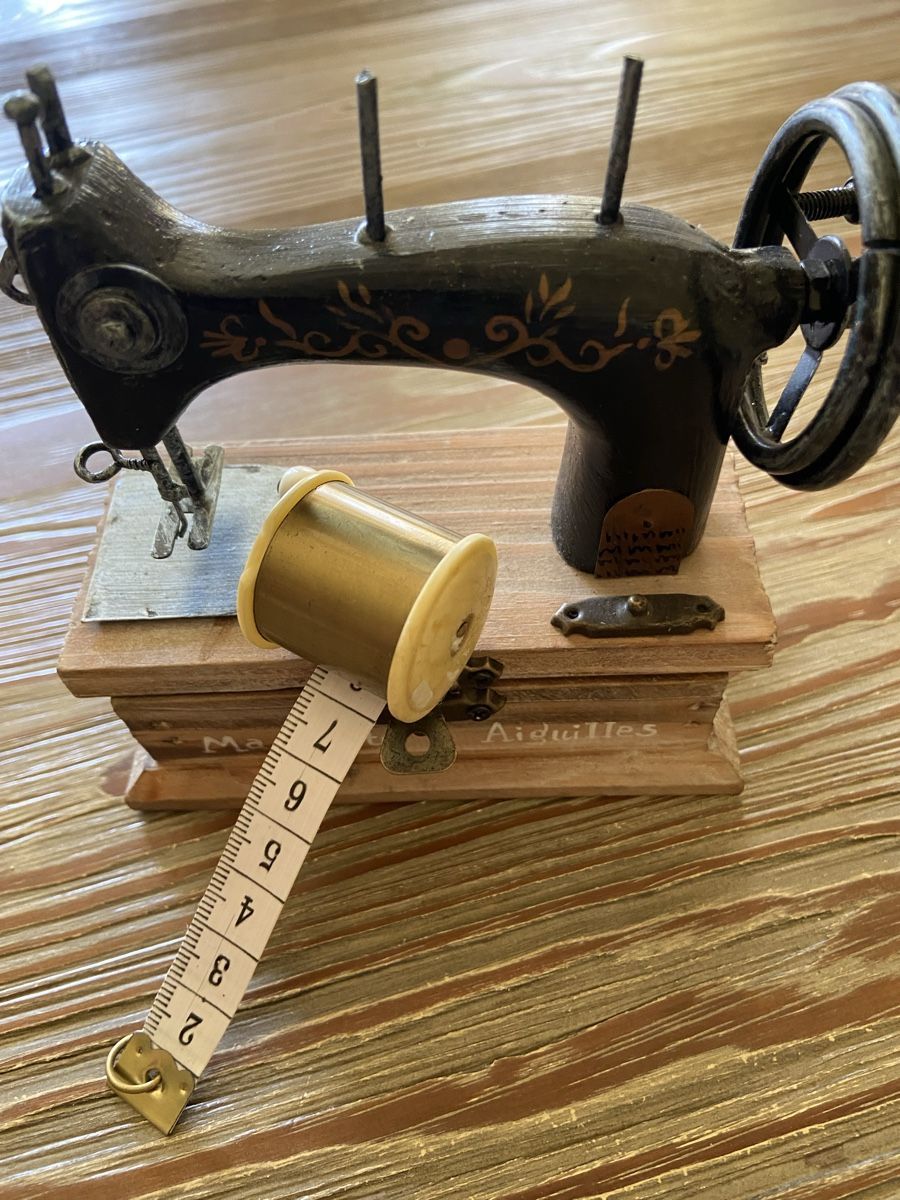 Toutes les décorations: Deco Nähmaschine Schächteli mit Deco Messband – D'occasion à Düdingen par Reconflo