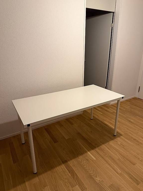 Scrivanie: 140cm IKEA desk – Nuovo e nell'imballaggio originale da Zürich venduto da ala_7xz8