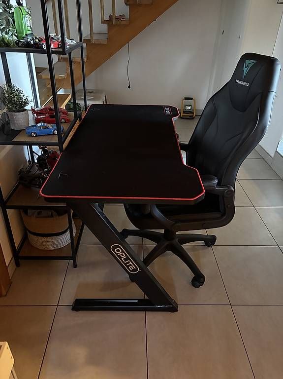 Bureaux: Bureau et chaises Gaming  – D'occasion à Forel (Lavaux) par jon_8tfn