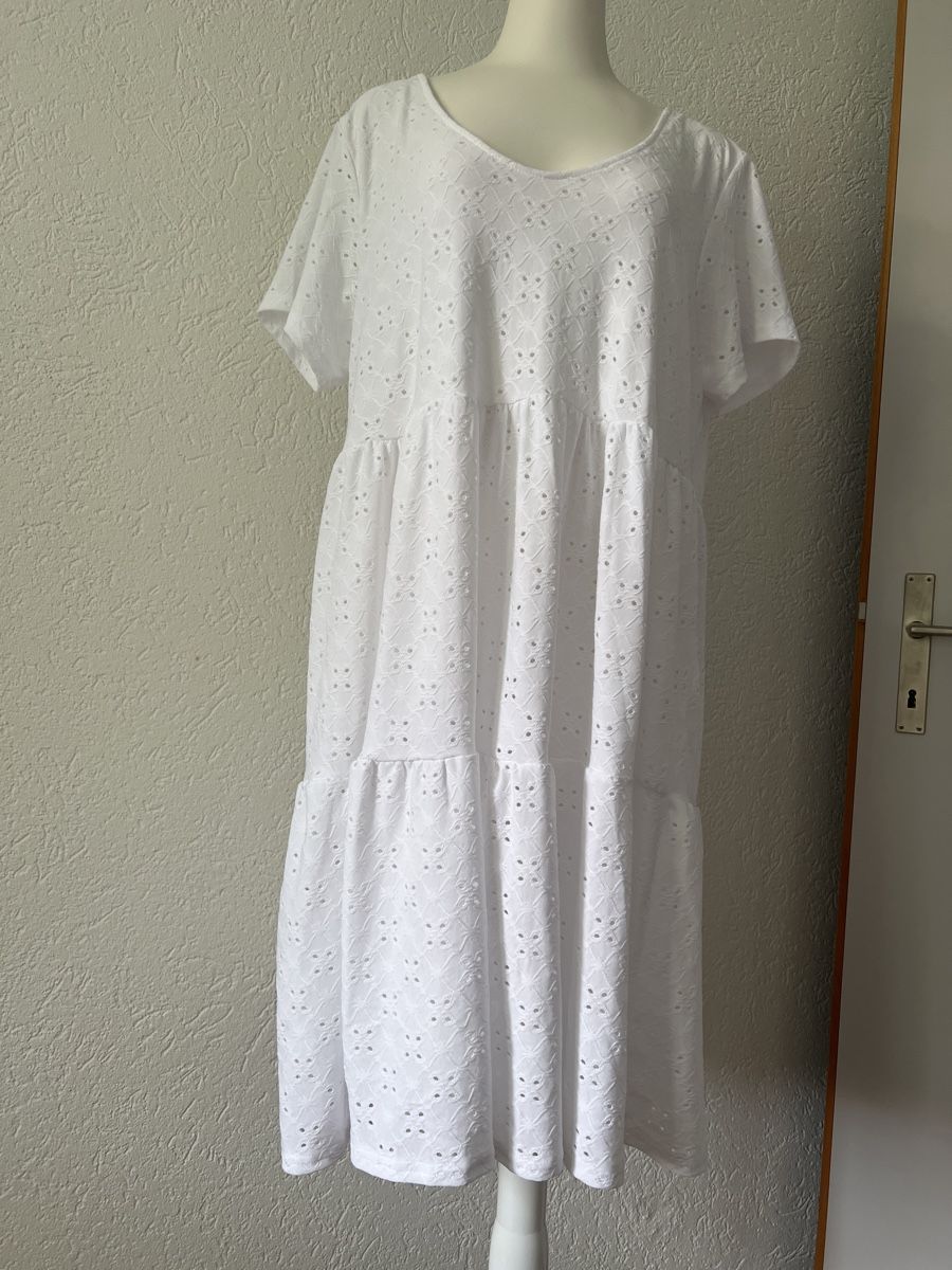 Kleider: Weisses Sommerkleid Gr. 44 Lochmuster – Gebraucht aus Seon von