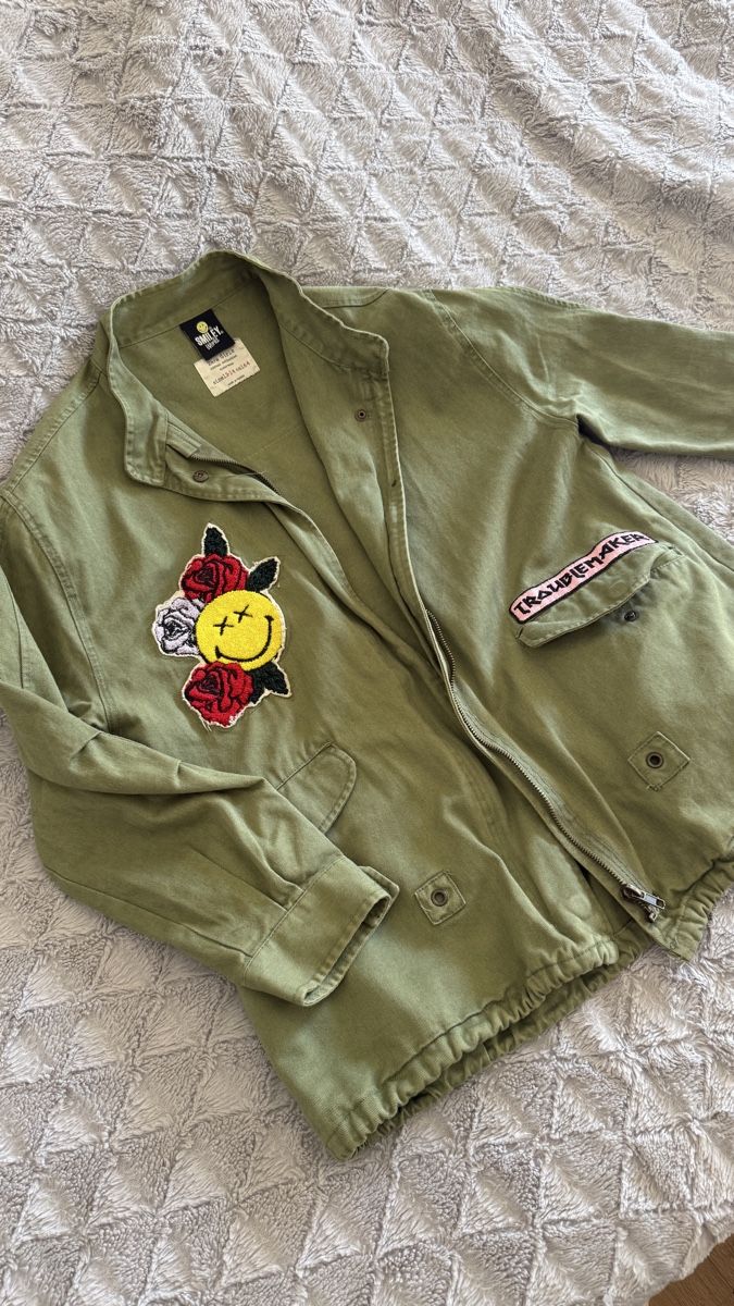 Zara Jacken: Green jacket with patches acceptable condition – Gebraucht aus Chur von asa_25fn 1