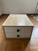 Kleines Holzmöbel mit 2 Schublade 