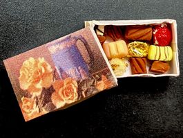 Pralinen in Schachtel f/Puppenstuben. Handarbeit/GB. NP 17.5