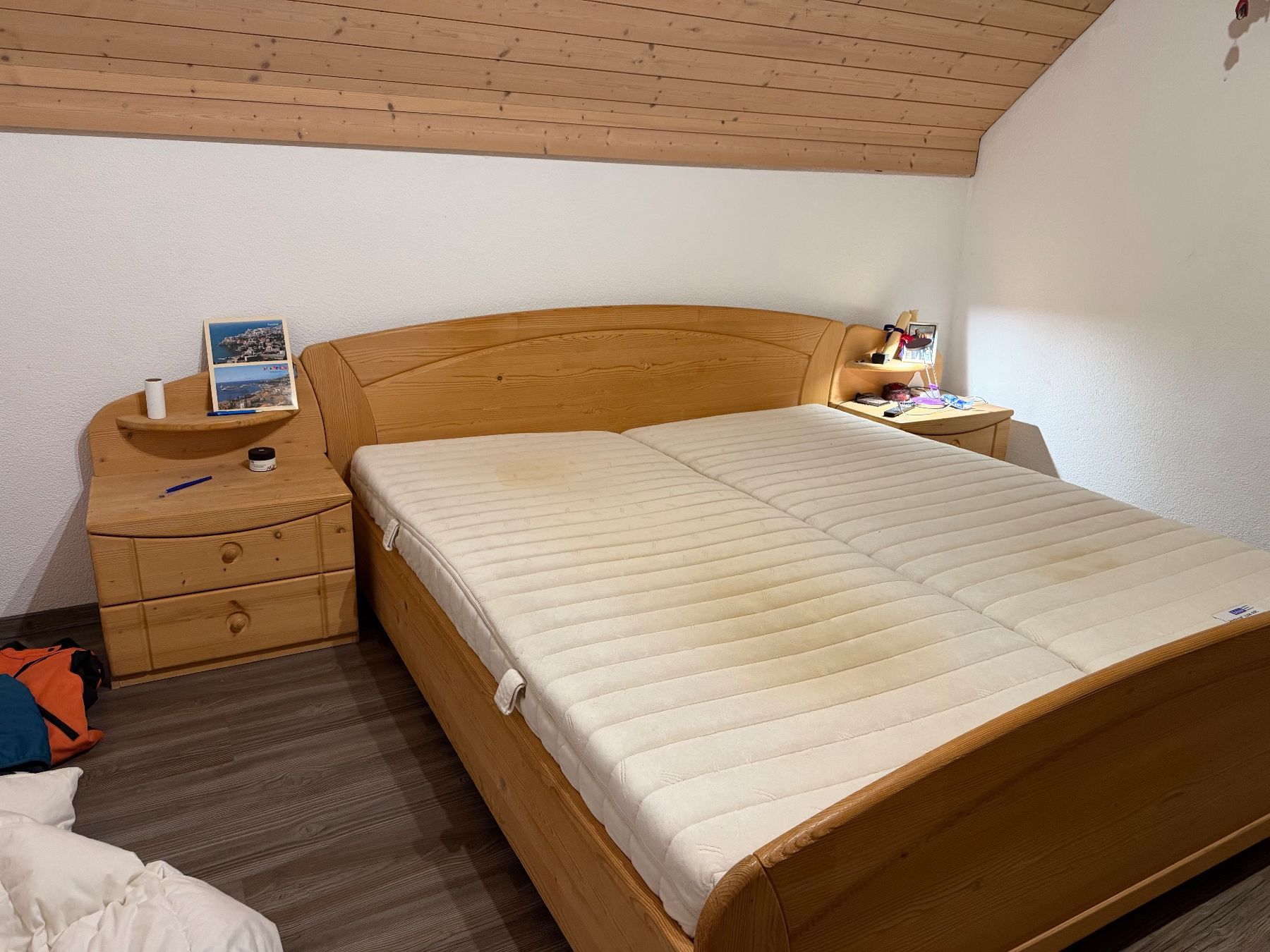 Lits: Doppelbett Holz – D'occasion à Adlikon par Zojanima123