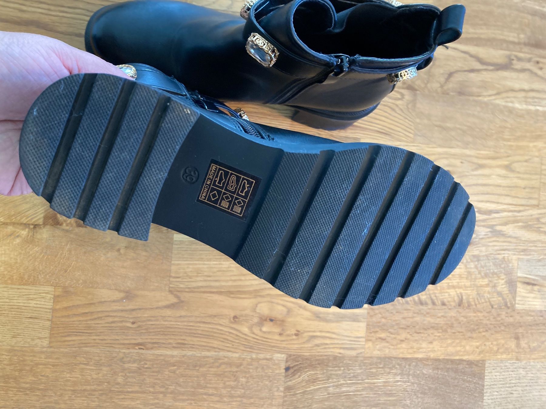Scarpe da donna: Stiefeletten 39 mit Strass einmal getragen – Usato da Wängi venduto da Kaesli 6
