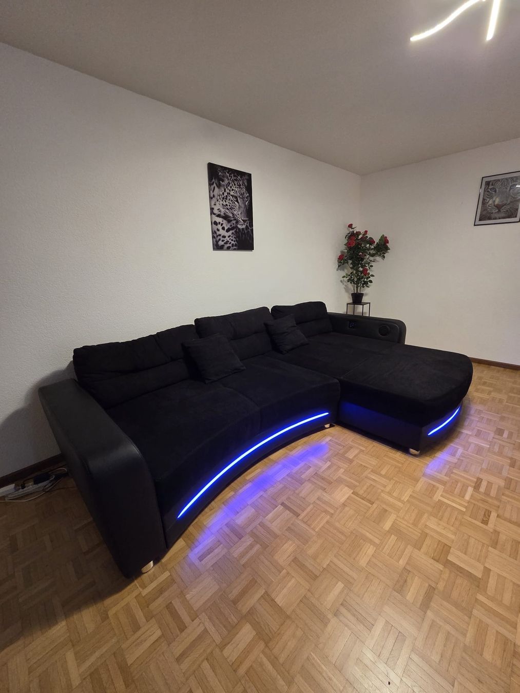 Sofas: canapé avec LED et Bluetooth  – Gebraucht aus Sierre von sav_d7g8 1