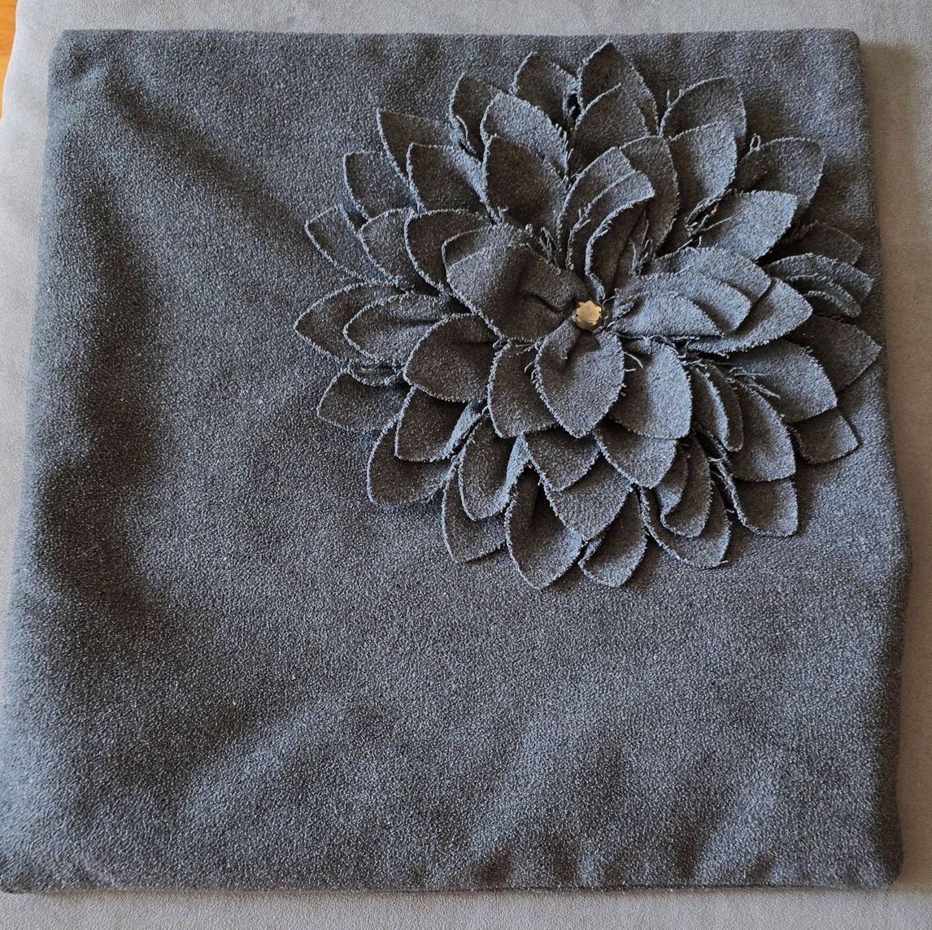 Kissen: Kissenhülle Blume grau – Gebraucht aus Meggen von everydaysale
