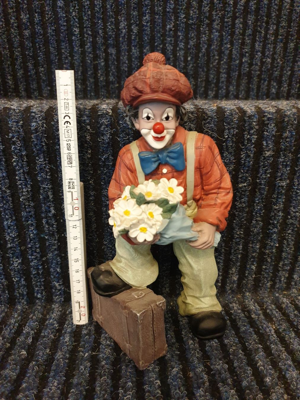 Statuette: Gilde Clown mit Koffer und Blumenstrauss – Usato da Birmenstorf AG venduto da 541300 2