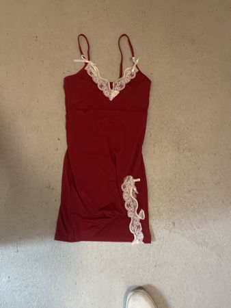 Rotes Sommerkleid mit Spitze, Grösse S - Neuwertig!