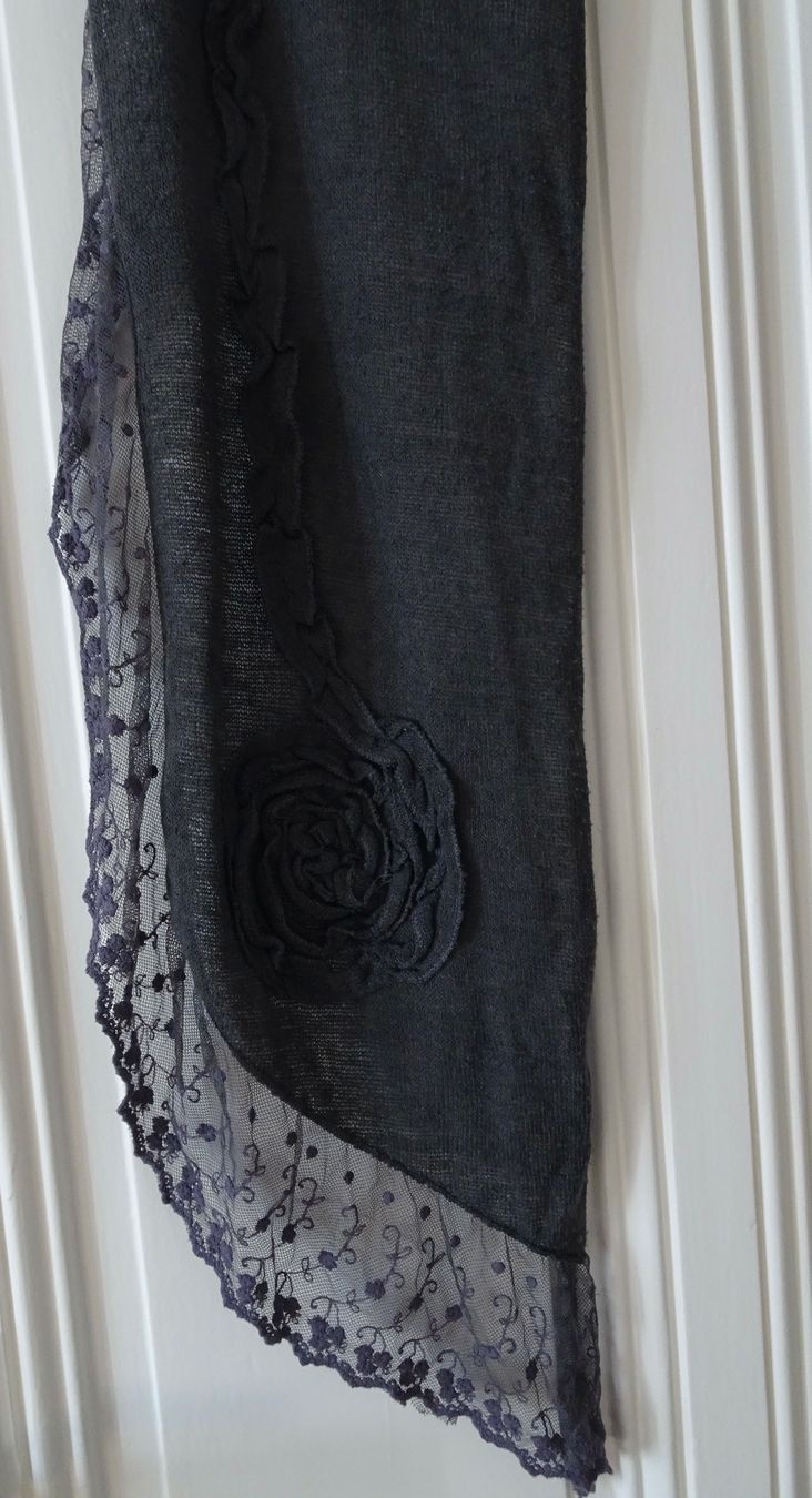 Foulard & Sciarpe: Echarpe grise dentelle et fleurs – Usato da Châtelaine venduto da Gio54321 4