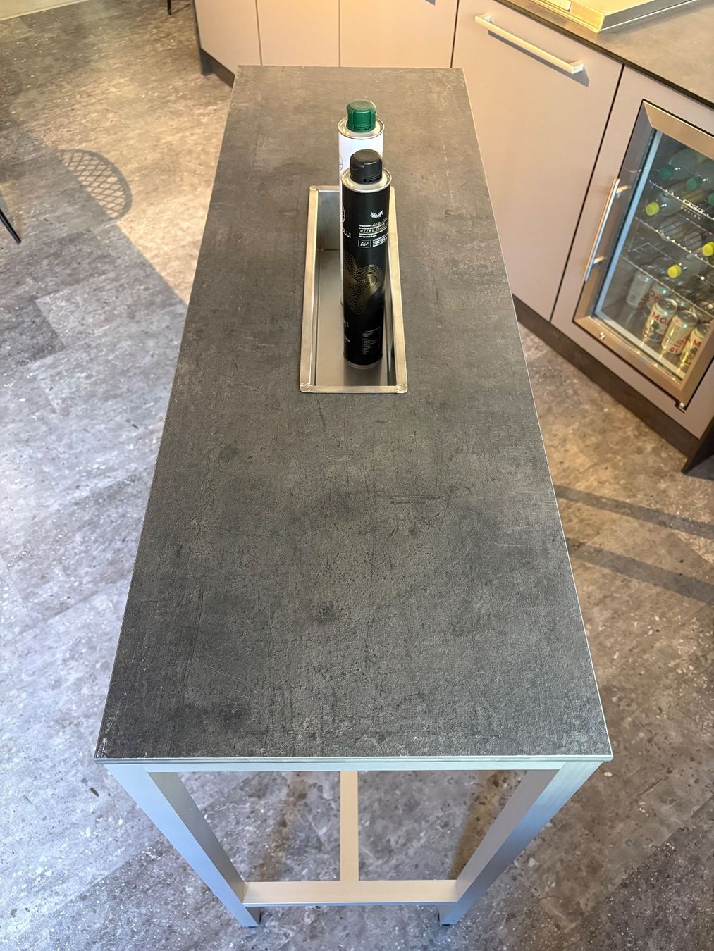 Tavoli: Bartisch mit Aluminiumgestell grau – Nuovo (secondo la descrizione) da Küssnacht venduto da gt68k 2