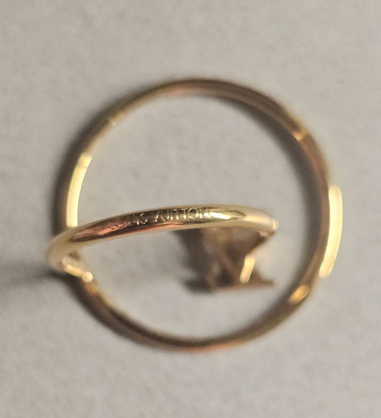 Anelli: Louis Vuitton – Bague LV Loop dorée – Usato da Mörigen venduto da uw5_bq7n 4