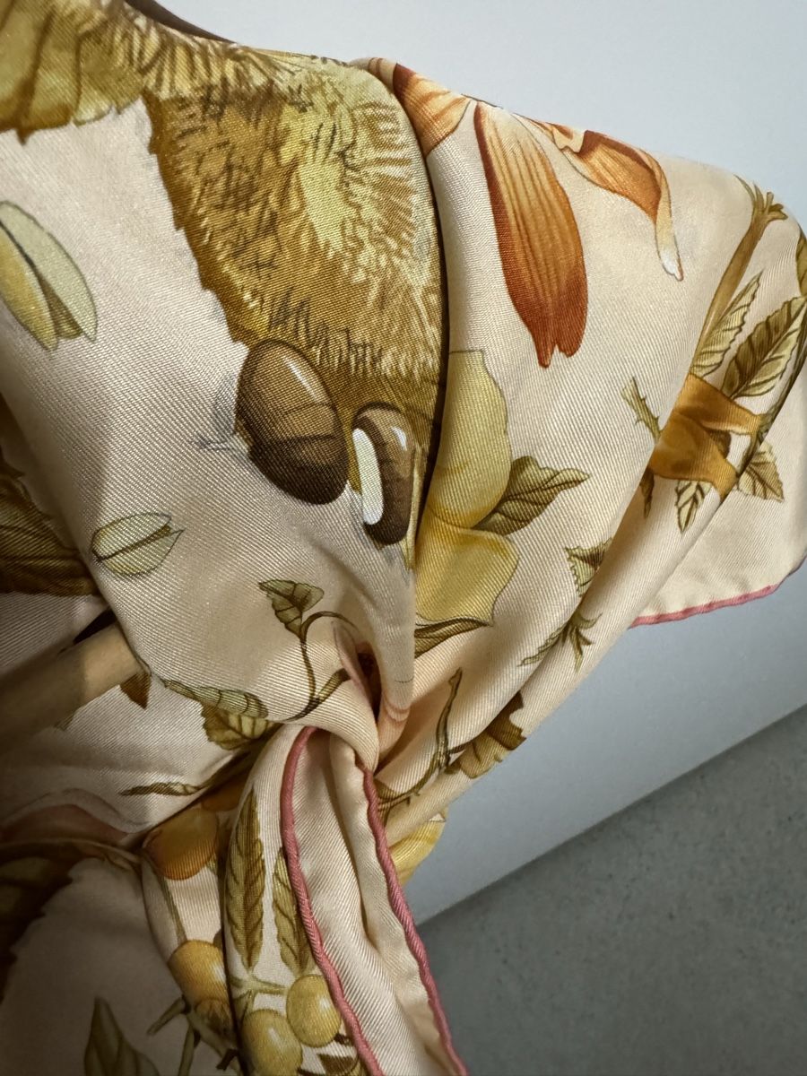 Salvatore Ferragamo Foulards & écharpes: Salvatore Ferragamo Seidentuch – D'occasion à Zürich par Chanelle07 1