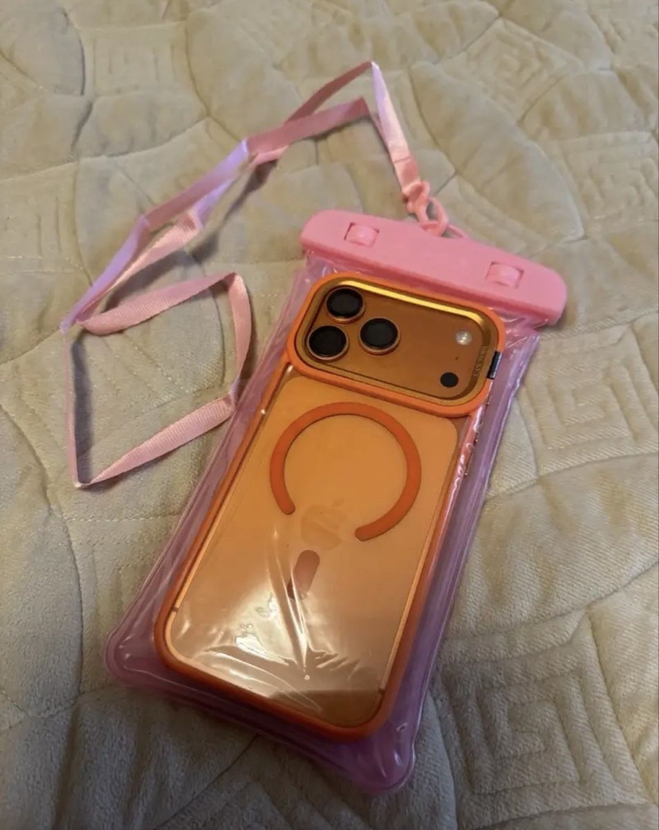 Lampade & Macchine fotografiche: Waterproof Phone Pouch Pink New – Nuovo e nell'imballaggio originale da Gränichen venduto da Domsiiiii