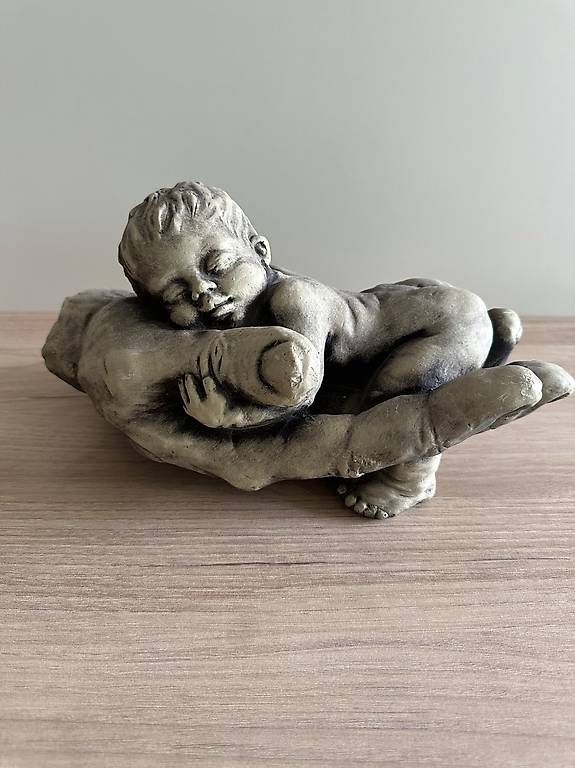 Statuette: Baby in Hand Statue aus Stein – Usato da Gebenstorf venduto da Nerdtopia