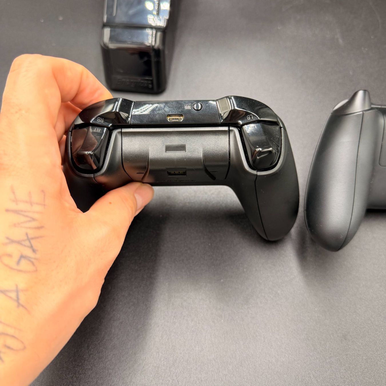 Controller: 2× Xbox Controller mit Ladestation – Usato da Düdingen venduto da Nerdworld 4