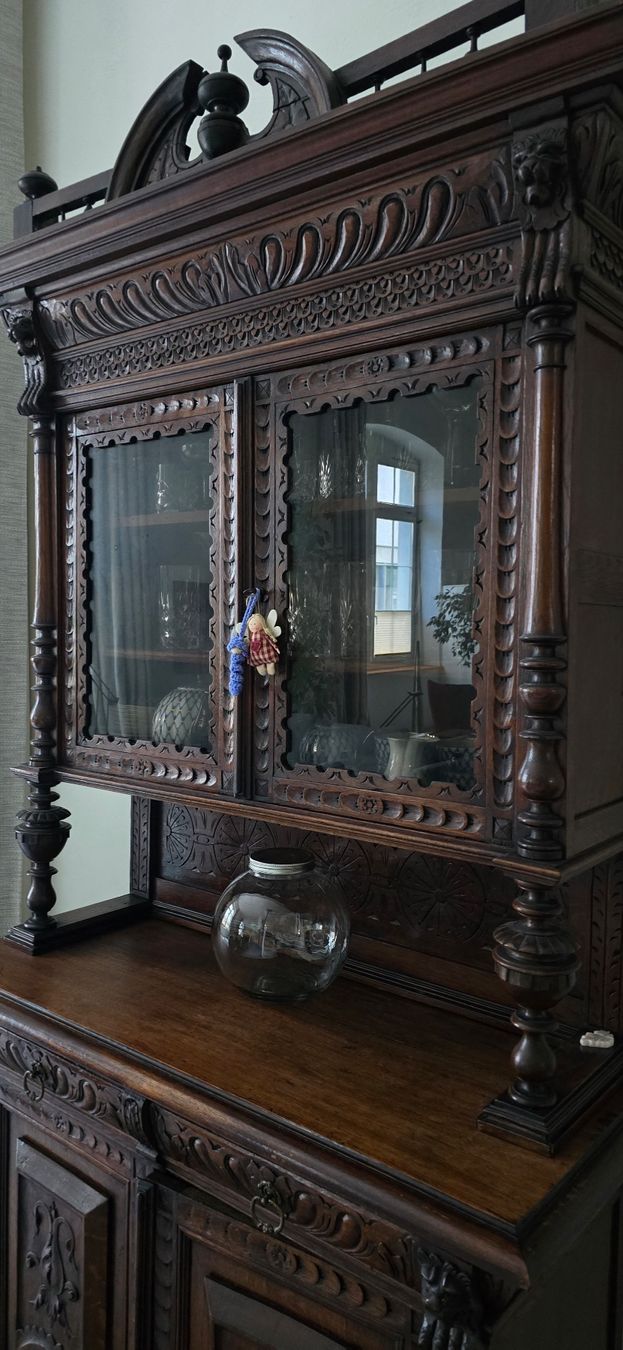 Credenze: Antiker Buffetschrank, dunkles Holz – Usato da Freienbach venduto da Elenaheinz 1