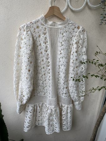 Robe en dentelle blanche taille M état neuf