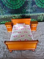 HübschesPuppenhausbett mit Nachttischen und Bettwäsche, Holz