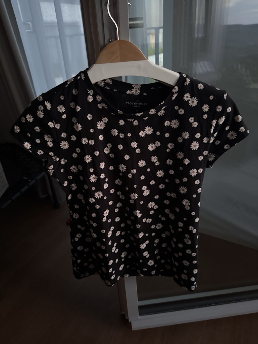 T-shirt: T-Shirt kurzarm schwarz mit Blumenmuster – Usato da Uitikon Waldegg venduto da LoriCor