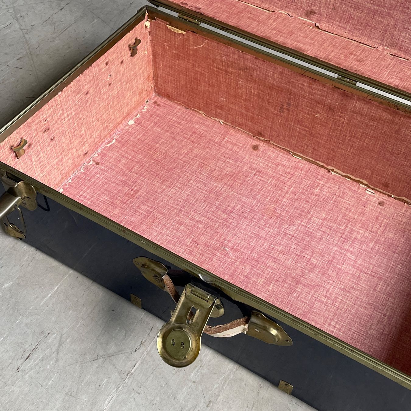 Cassapanche: Alte Truhe / Reisekoffer / Salontisch – Usato da Bern venduto da Modern-Era 9