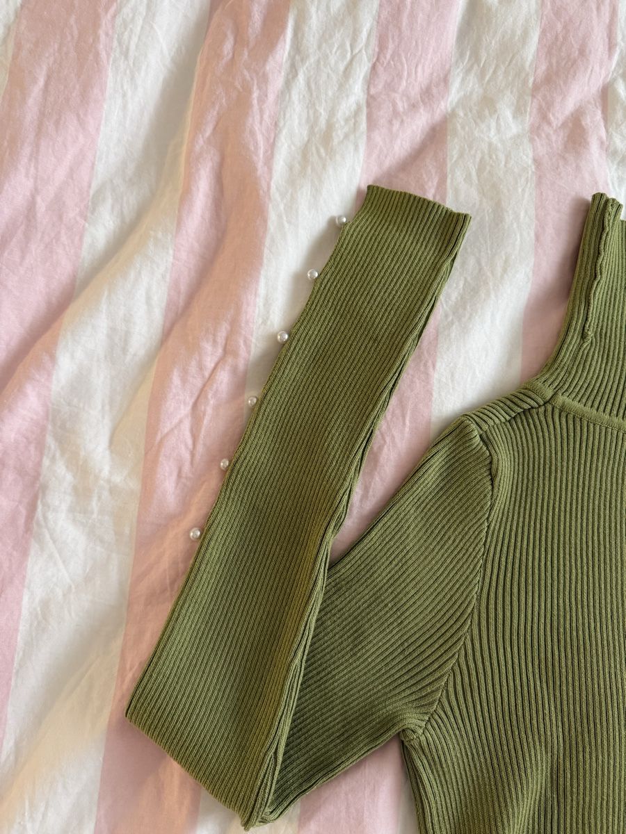 Maglioni & Felpe: Olive Rollkragenpullover mit Perlen - Grösse 38 Top! – Usato da Wil SG venduto da xrnvani 2