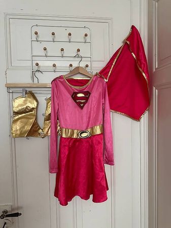 Pinkes Supergirl Kostüm mit Cape und goldenen Stulpen
