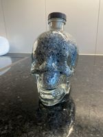 Totenkopfglas mit Steine