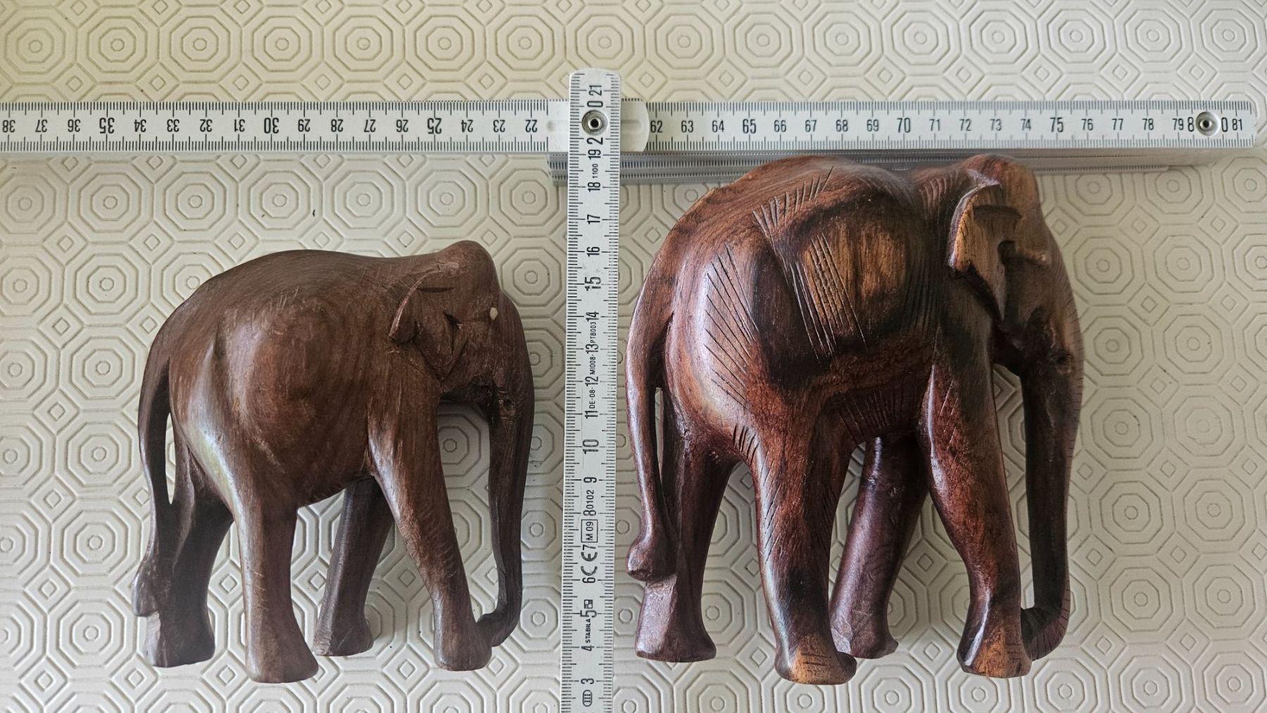 Statuette: 2 statue in legno elefanti – Usato da Melano venduto da H-Sara 1
