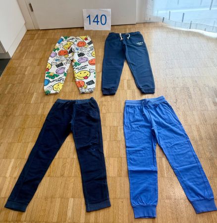 Kinder vier Trainerhosen Grösse 140