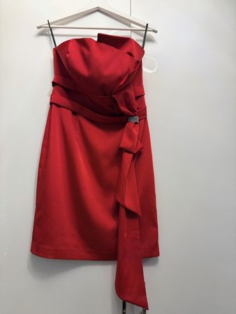 Trägerloses Kleid rot mit Schleife und Zierstein Dekor