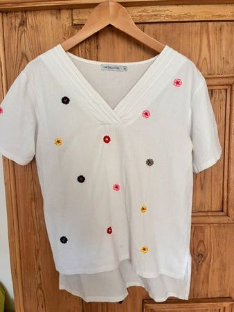 schöne Bluse mit Blumen-Stickereien, Gr. M