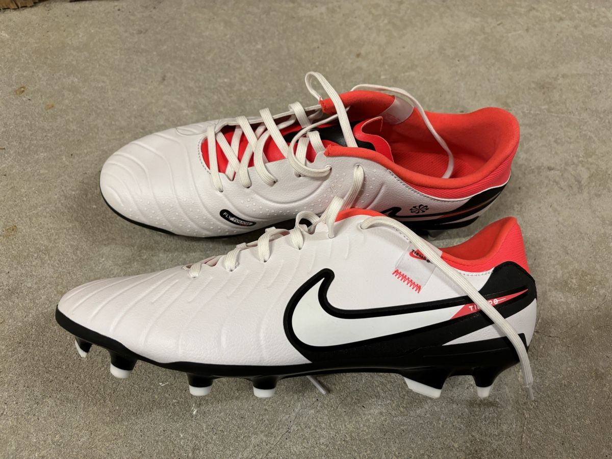Nike Herrenschuhe: Chaussures football taille 44 – Gebraucht aus Le Grand-Saconnex von focamix 1