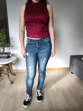 Halter neckline, tank crop top with lace in Bordeaux