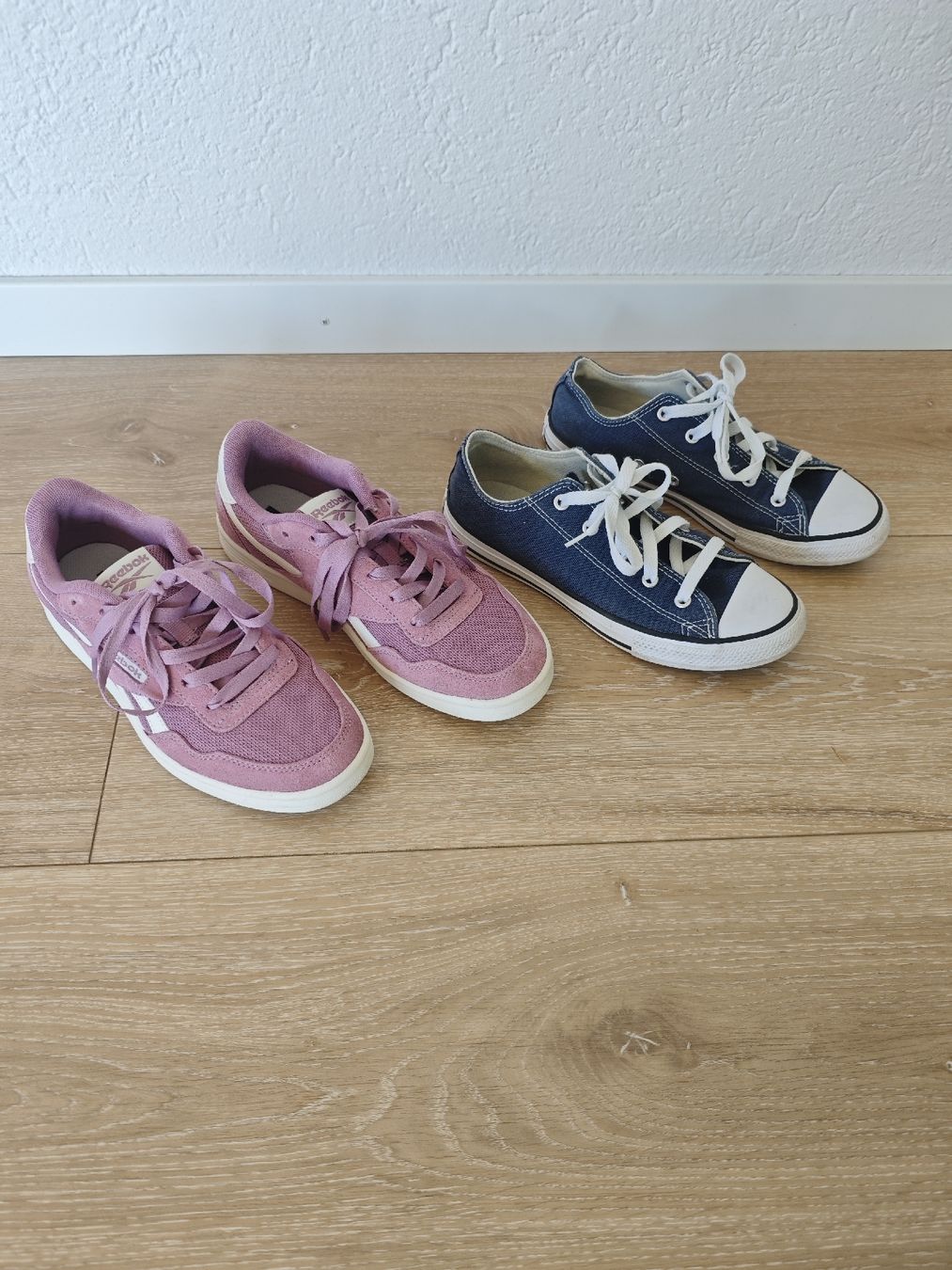 Reebok Chaussures femmes: 2 Paar Sneaker Reebok und Converse  – Neuf (Voir description) à Bleienbach par Verkauf-a. 1