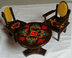 Holz -Altes Spielzeug  Tisch mit zwei Stühlen  Handbemalt
