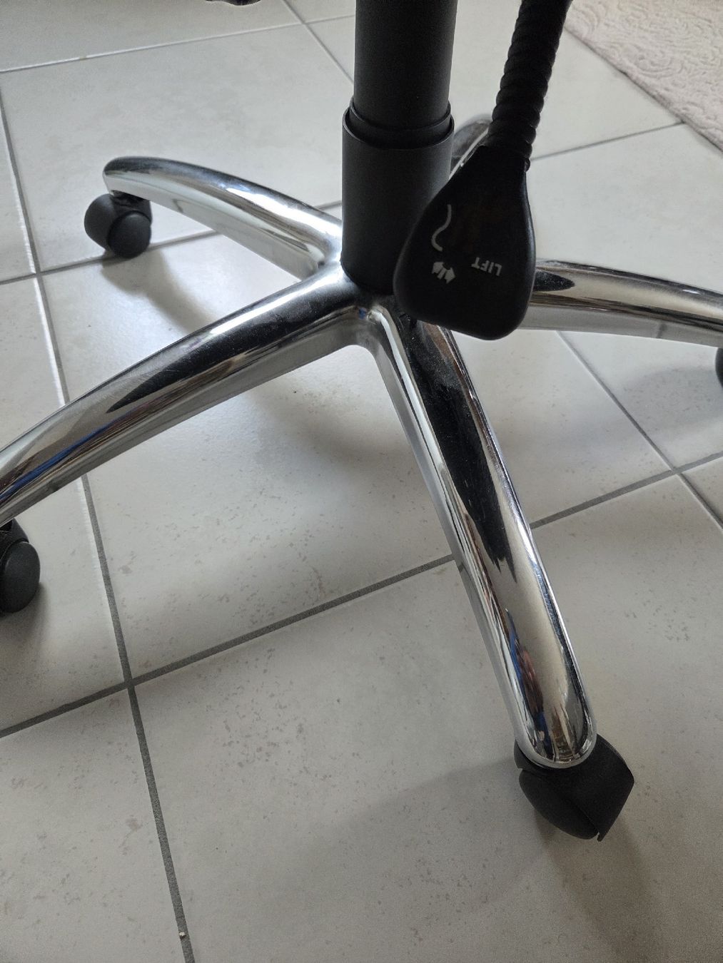 Poltrone: Used Black Office Chair - Comfortable and Adjustable! – Usato da Belp venduto da Panther_ 4