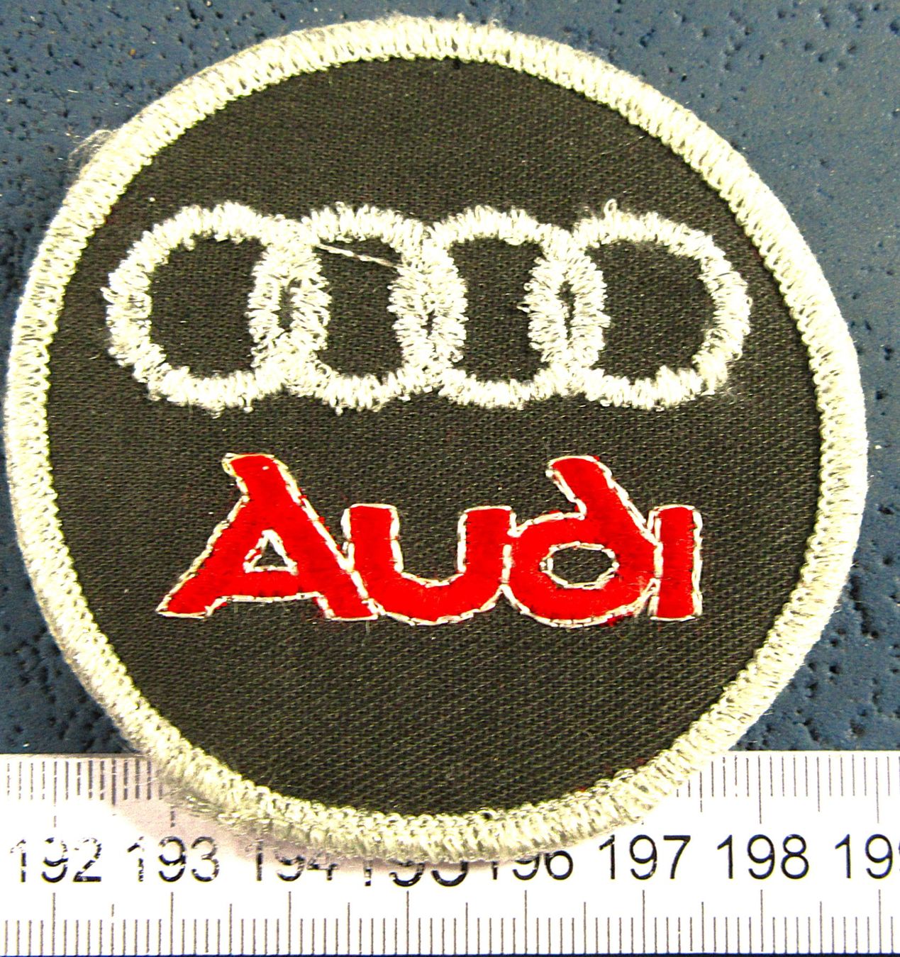 Audi Insignes: AUDI AUTO LOGO GESTICT AUFNÄHER/KLEBER MIT LEIM – D'occasion à Ettingen par Hausi4711